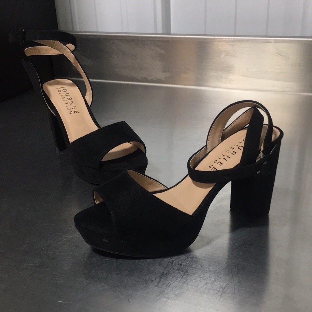 New WB Woman’s Journee‎ Collection Black Heeled Sandals